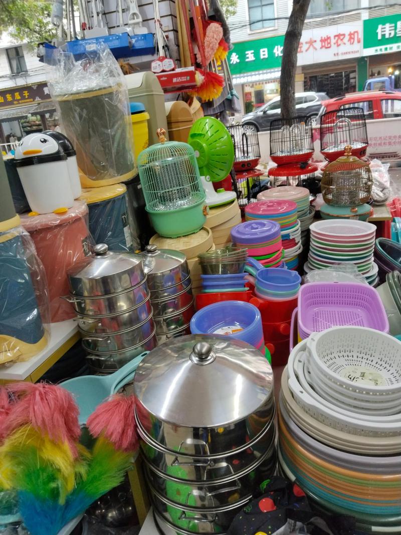 日用百貨一應俱全，歡迎新老客戶光臨